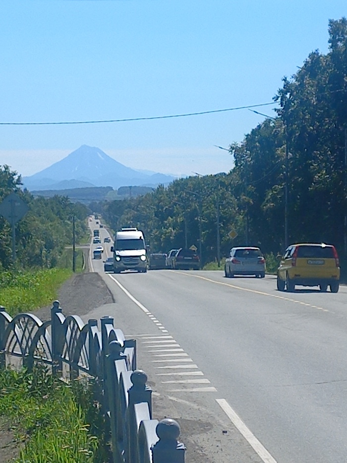 А это вид на Вилючинский вулкан, просто остановитесь на тротуаре и посмотрите.