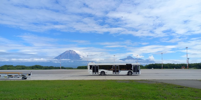 Даже пустой перрон аэропорта можно рассматривать бесконечно благодаря домашним вулканам.