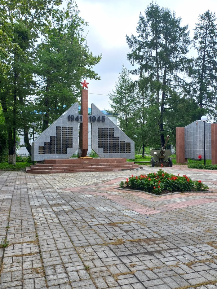 Памятник расположенный рядом с Краеведческим музеем.