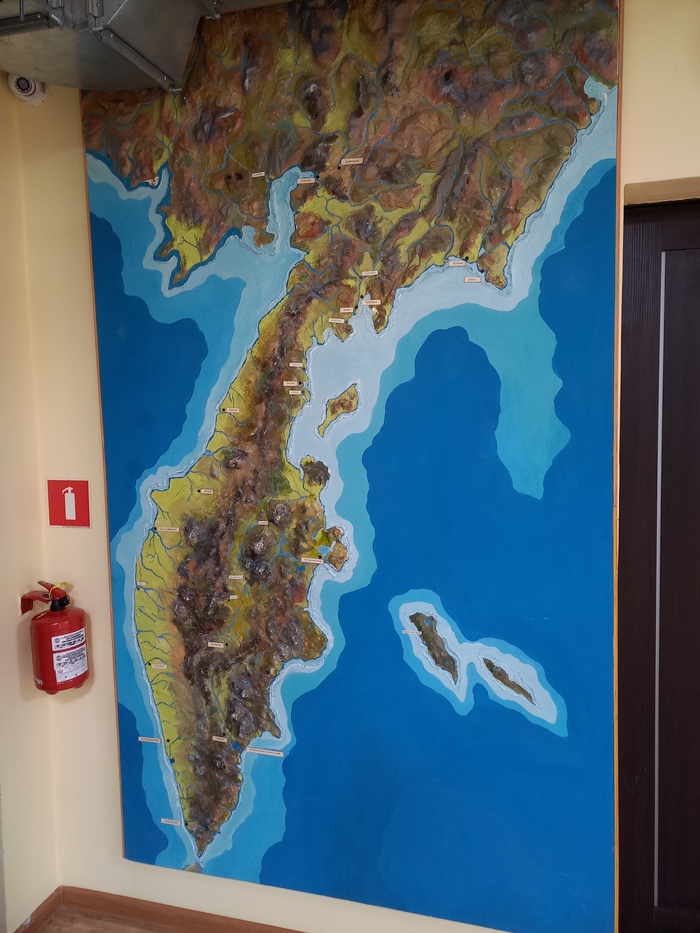 В начале экспозиции карта Камчатки. Ну и огнетушитель, куда без него )).