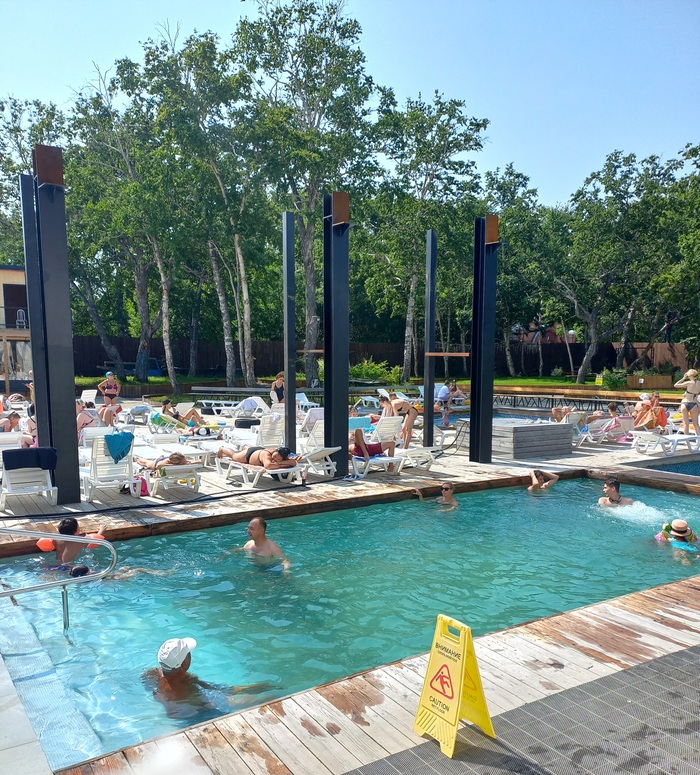 В самом бассейне "Солнечный" какой то легкий недострой, но все отдыхающие с удовольствием купаются в термальной воде и принимают солнечные ванны ).