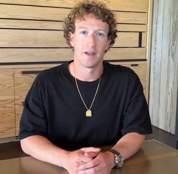 В таком вот имидже Цукерберг анонсировал новые веяния – типа, «cool kid, который только что слез с доски для сёрфа»