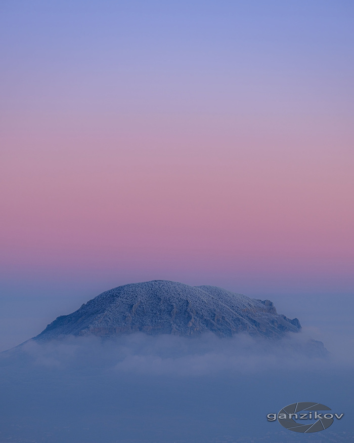 Гора змейка в принимает облачные ванны
