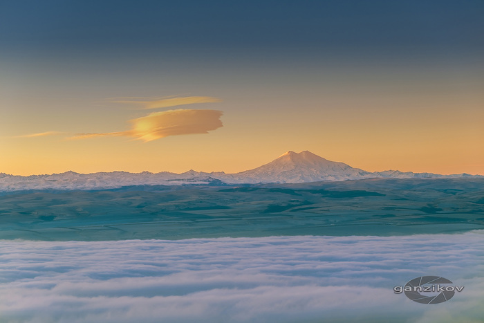Не знаю почему, но очень часто слева от Эльбруса появляются такие облака