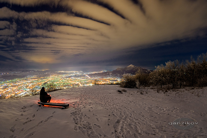 Для охранителей - я не у костра, положил на землю RGB-светильник для антуражу