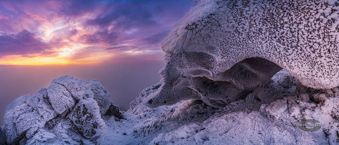 Меж облаков на Храме солнца