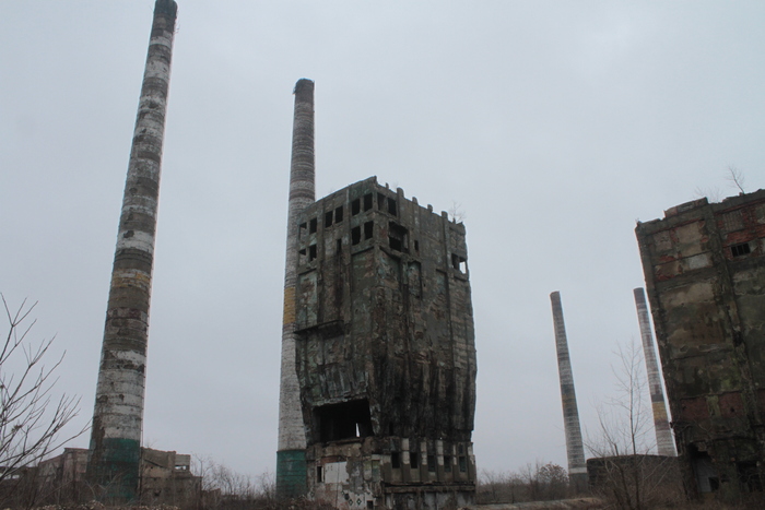Больше всего у меня вопросов к этому сооружению. Что это было? У меня ассоциации - только что-то типа "стационарный харвестер Джав с Аракиса"
