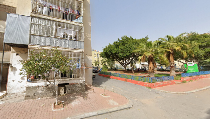 Архитектура особо не меняется. Зато необычно видеть пальмы и апельсины на деревьях.