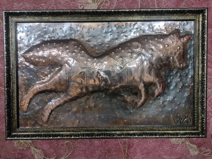 Панно. " Север, лиса и зайчик". Медь. 60х41 Чеканка. Багет Иркутск 2025 г.