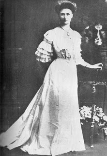 Дейзи Мэй О'Дуайер (Бэйтс), единственная женщина, на которой Гарри Морант официально женился. Сфотографирована в молодости; с годами превратилась в суровую ученую даму в затемненных очках.