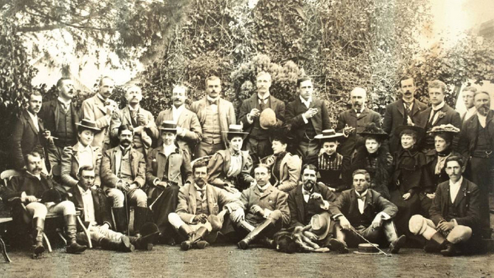 Поэт и авантюрист Гарри Харборд Морант (сидит, второй справа) среди членов Сиднейского охотничьего клуба, 1895 г.