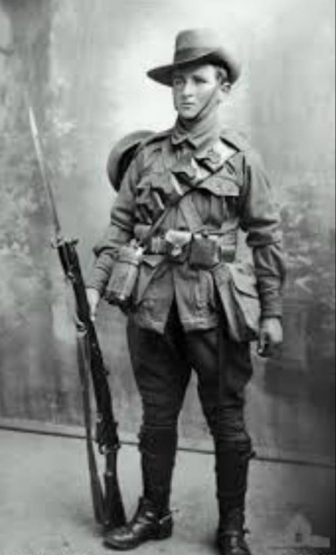 Великовозрастный новобранец Гарри Морант в полном воинском снаряжении, 1900 г.