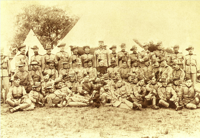 Бушвельдские Карабинеры, парадное фото, 1901 г. Широкополые шляпы - в данном случае головной убор "новой" британской кавалерии, а не знак принадлежности к австралийским войскам.
