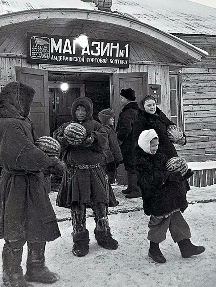 Арбузы на распродаже в поселке Амдерма Ненецкого автономного округа, 1952 год