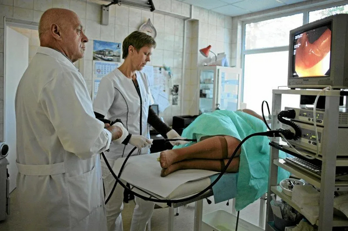 Кушетка очень маленькая, я не поместился целиком и ноги мне придерживала медсестра