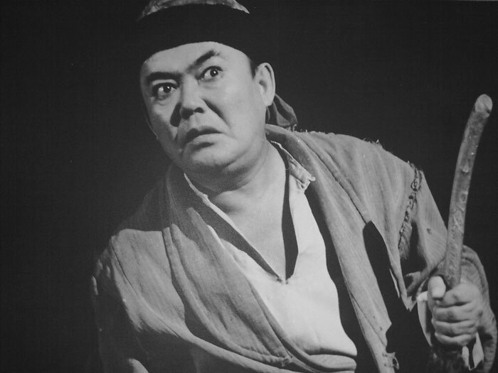 Танат Жайлибеков на сцене театра