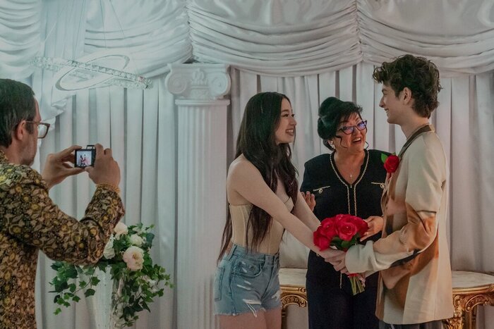 Кадр из фильма "Анора"