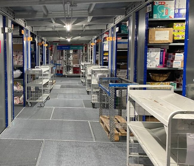 Выглядит это примерно так. Сверху и снизу металическая решетка является полом/потолком других этажей. Таких этажей - 5