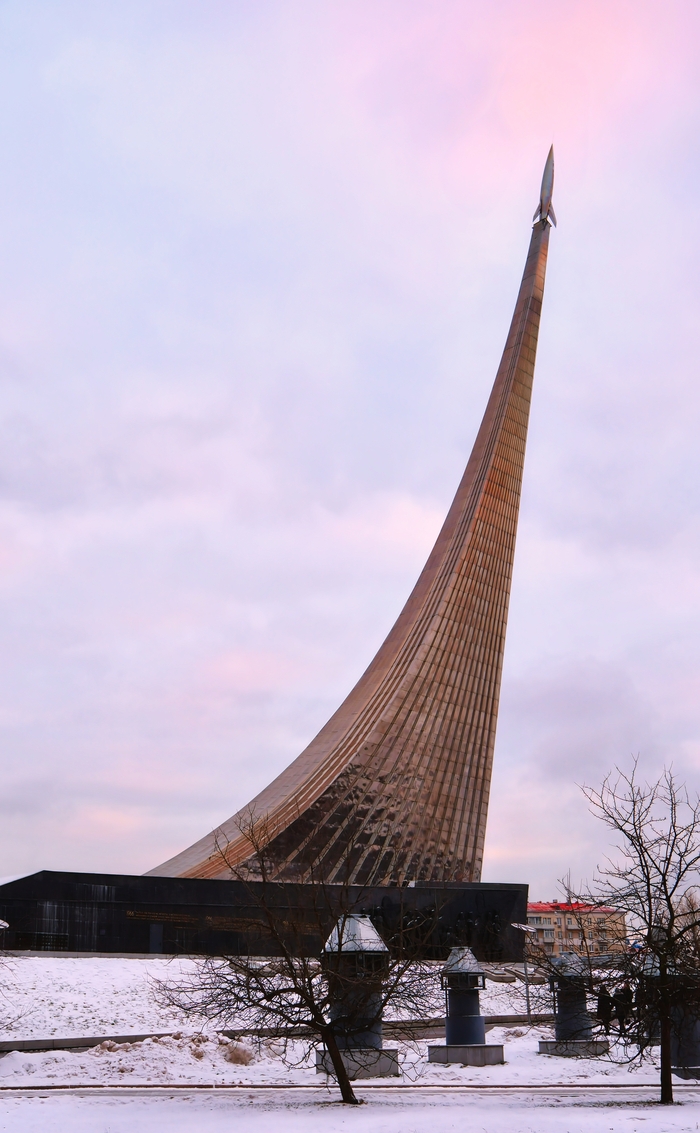 Покорителям космоса