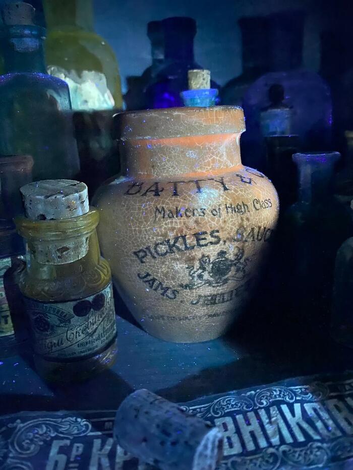 На английском керамическом кондитерском горшочке слегка засвечивается глазурь. Слева- пузырек от горчицы.