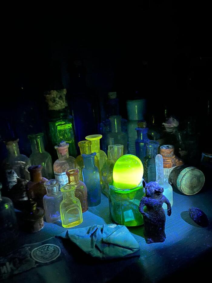 Яйцо, самое яркое - единственное урановое, слегка трещит при подносе дозиметра в упор. За ним второй по яркости т.н. "дутыш" - пузырек, выдутый в произвольной форме, 1860е- 1870е.