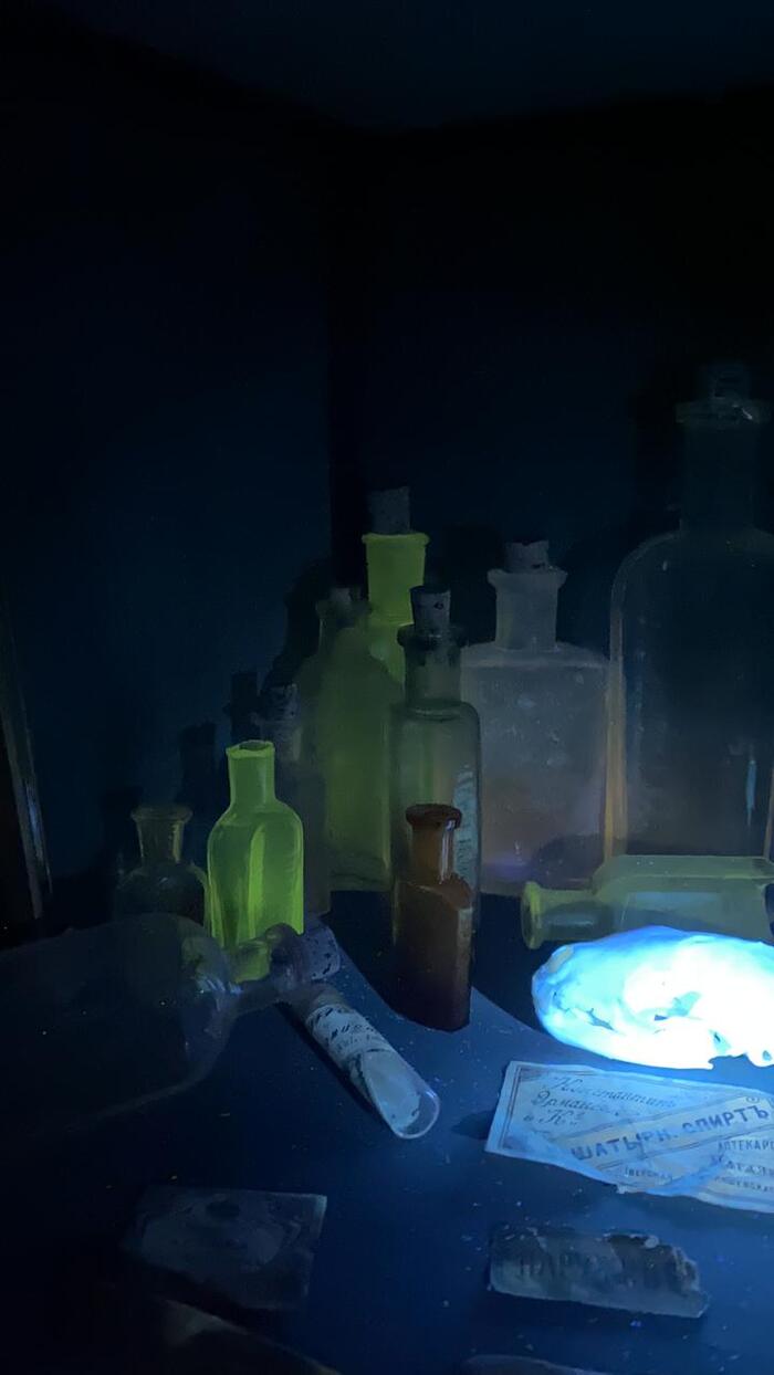 Тут рросто видно, что из подборки одних стеклозаводов одним заказчикам светится сильно не всё. И да- коричневое, зеленое и синее(кобальт) стекло несветится вообще и никогда.