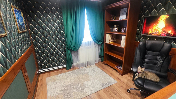 В левом углу и будет стоять двухместный раскладной диван Честер.