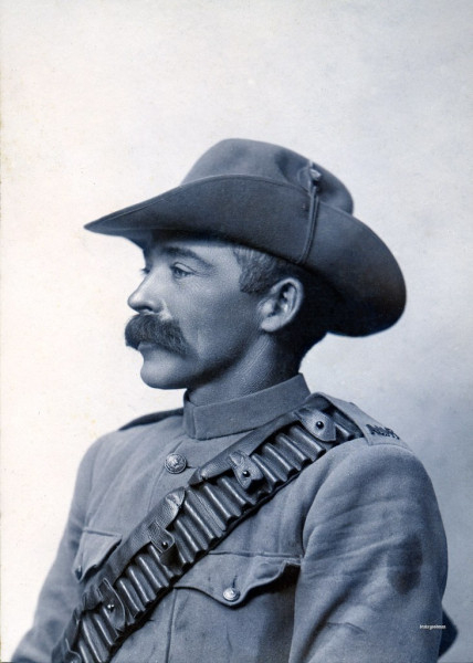 Ветеринар Питер Хэндкок, бывший австралийский конокрад и "профессиональный должник", разделивший не только эти "милые увлечения" Гарри Моранта, но также все его военные преступления и расплату за них.