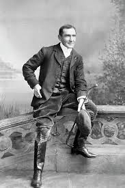 Гарри Харборд Морант в полугражданской-полувоенной одежде.Не исключено, что фотография сделана во время его последнего отпуска.