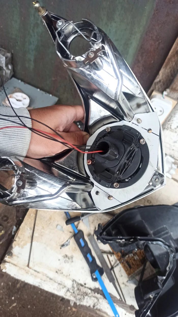 Moped Headlight Upgrade: Replacing the Standard Headlight with an Automotive Bi-LED Lens - My, Repair of equipment, Electrician, Scooter, Moto, Light, Modernization, Garage, Moped, Longpost