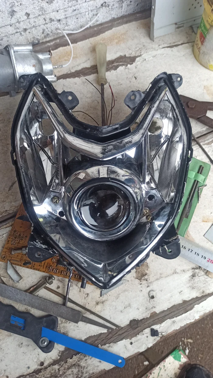 Moped Headlight Upgrade: Replacing the Standard Headlight with an Automotive Bi-LED Lens - My, Repair of equipment, Electrician, Scooter, Moto, Light, Modernization, Garage, Moped, Longpost