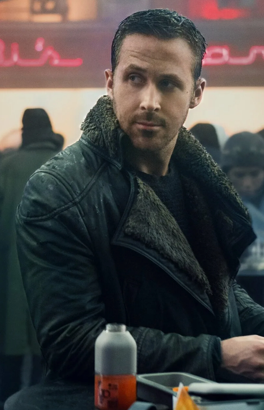 Внезапно, да?) Тулуп - зимняя мужская одежда запашного кроя, имеет высокий воротник-стойку отороченный мехом. Марки я не скажу с фото, но в продаже у многих производителей. Данный вид одежды пришел к нам от монголов в 17 веке.