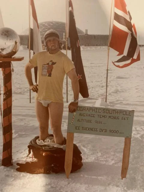 Мужика не скрыть за широкими штанами!