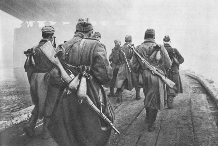 Красноармейцы идут по понтонной переправе через реку Одер, 1945.