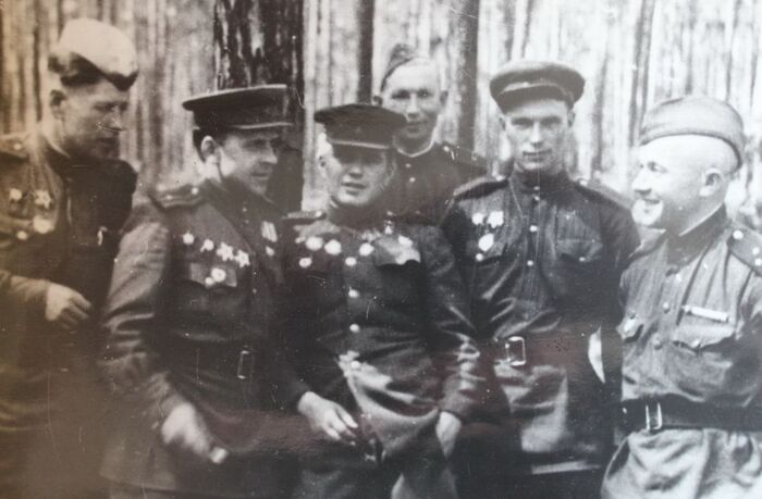 Борис Емельянов с сослуживцами под Берлином, 1945