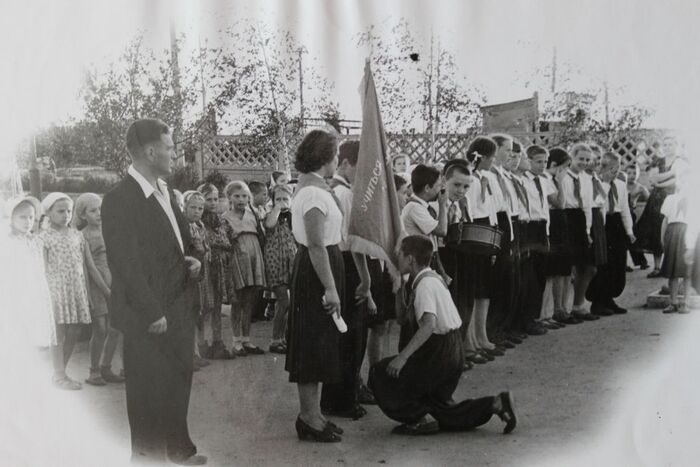 Прием в пионеры. Слева — Б.Н. Емельянов, 1952 г.