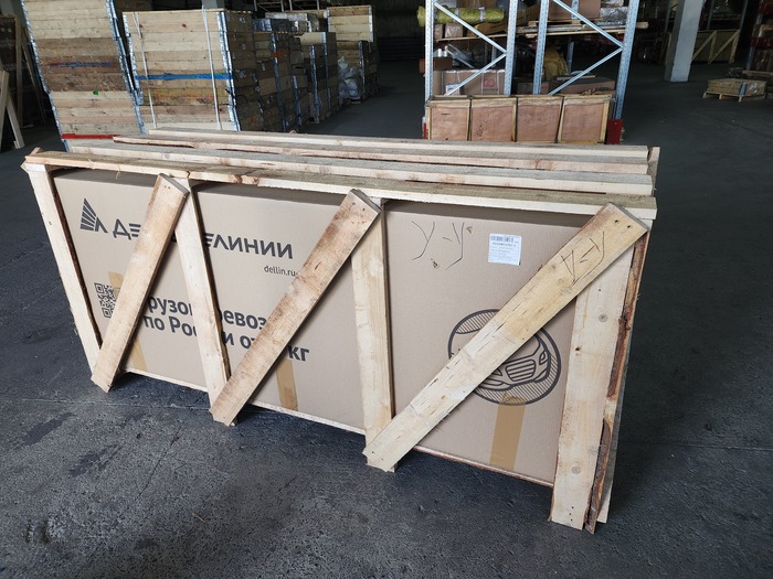 Пока ломал обрешетку, присутствующие открыто гадали, мотоцикл у меня приехал или это Бамблби.