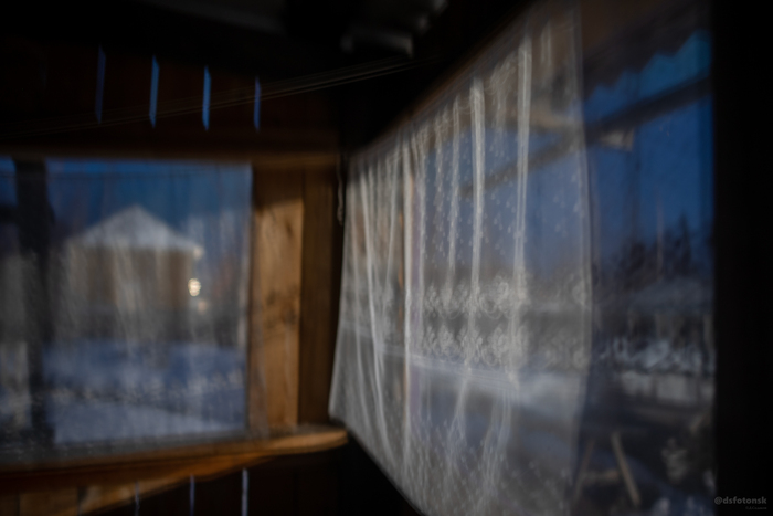 Стандартный забег в морозный туалет начинается с неотапливаемой прихожей, сумрака и ночной свежести. На улице не холодно, это апрель, около -15. Ветерок чуть колышет тюль на окне.