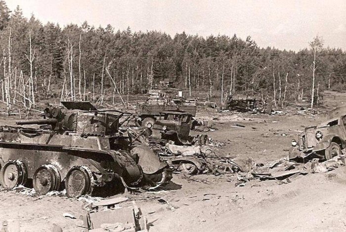 Дорога на Слоним, лето 1941 — техника Красной Армии, разбитая немецкой авиацией...