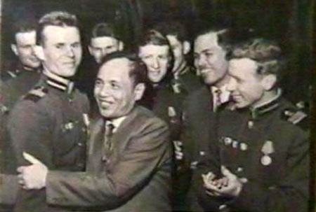 Глава МИД ДРВ Нгуен Зуй Чин поздравляет гвардии ст. сержанта Николая Колесника с награждением орденом Красного знамени и вьетнамским орденом Дружбы за службу во Вьетнаме, Московский округ ПВО, 23 марта 1966 г.