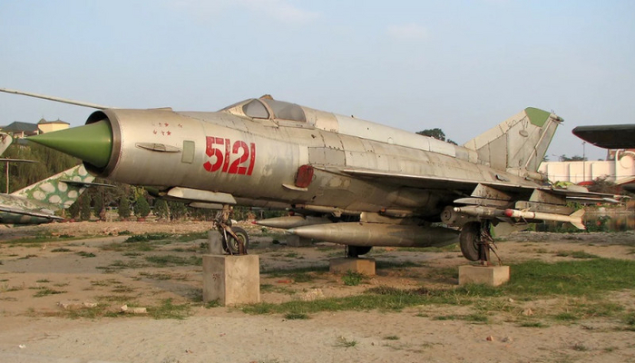 МиГ-21 921-го истребительного авиаполка "Красная звезда" в музейной экспозиции. Но борту самолета видны отметки о воздушных победах, сделанные в советском стиле - пятиконечными звездочками.