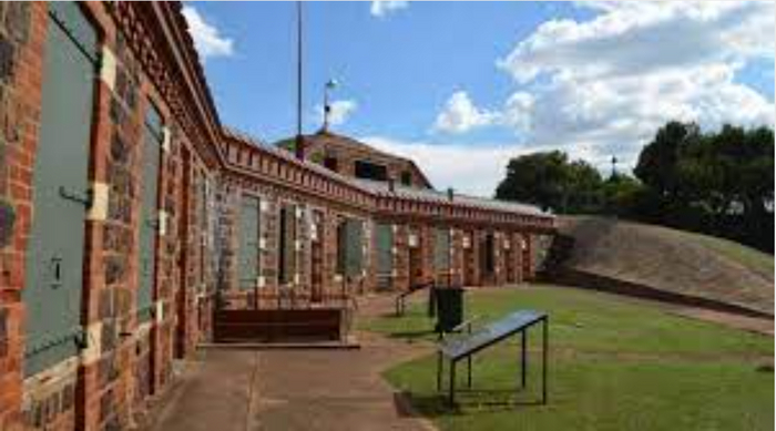 Форт в Претории, не помогший бурам при обороне, зато использовавшийся британцами в качестве военной тюрьмы.В этих камерах провели последние дни перед приговором лейтенант Морант и другие обвиняемые.