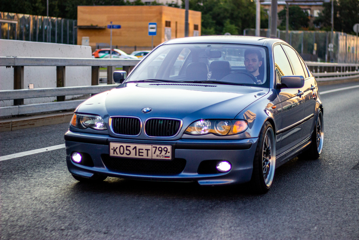  BMW.  2/4. E46 320i