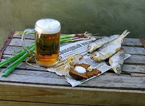 Вкуснейшая рыба вобла с кружкой пенного пива