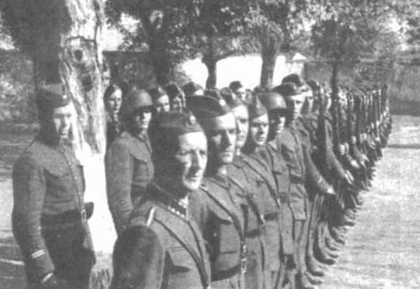 Батальон Роданд. Первый стоит Евгений Побигущий (в очках).