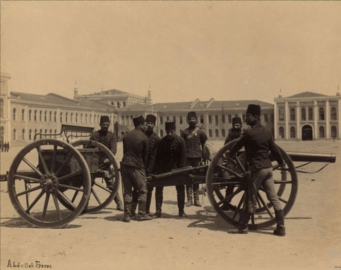 артиллеристы возле казарм