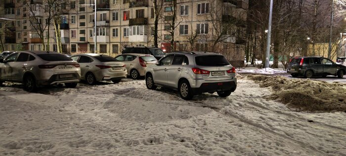 отличная личная параковка, Гати, кстати говорит, что участок взят на контроль, и никто там не паркуется, когда они проверяют