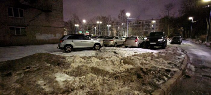 вот он, горделиво стоит рядом с такими же как он