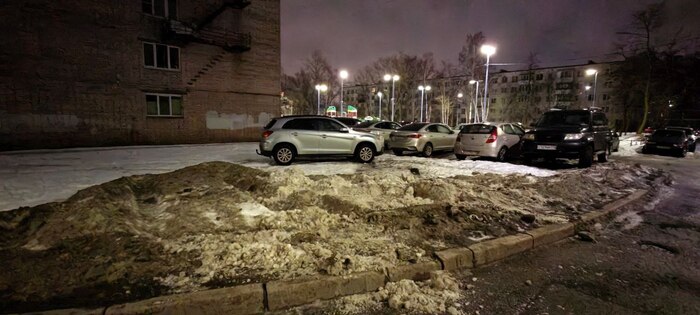 справедоивости ради, уазик пару раз оштрафовали, аж на 3000 рублей, да-да, парковочное место в месяц на подземной парковке 7000 руб а а парковка на газоне 6000 руб в год :)