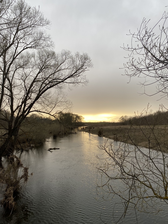 А ещё рядом речка, которая весной красиво разливается, а летом в ней можно купаться:)